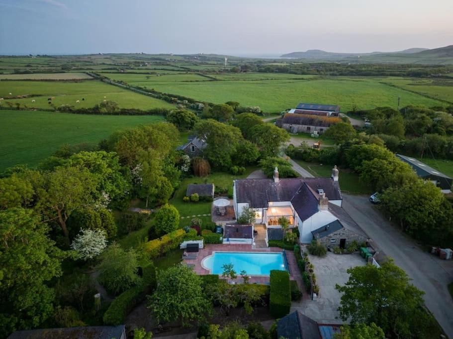 Plas Newydd With Swimming Pool, Fire Pit, And Log Fires Villa Rhiw Exterior photo